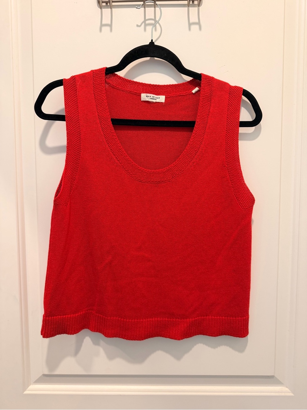 Max Studio London Red Knit
Scoop Neck Sweater Tank
Vest Size S